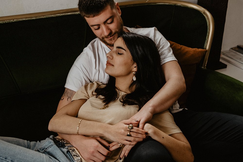 Fotografía urbana y elegante de pareja con un estilo moderno y minimalista.