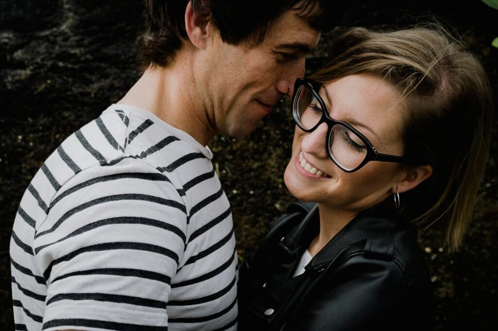 Fotografía natural y luminosa de pareja abrazada en un campo abierto de Bizkaia.