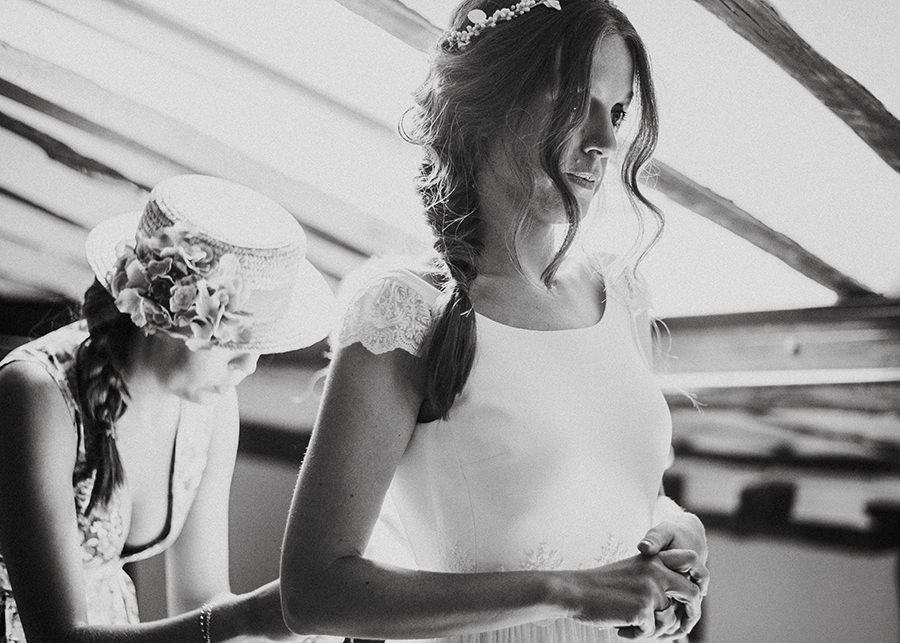fotos de novia vistiéndose para su boda en la rioja alavesa