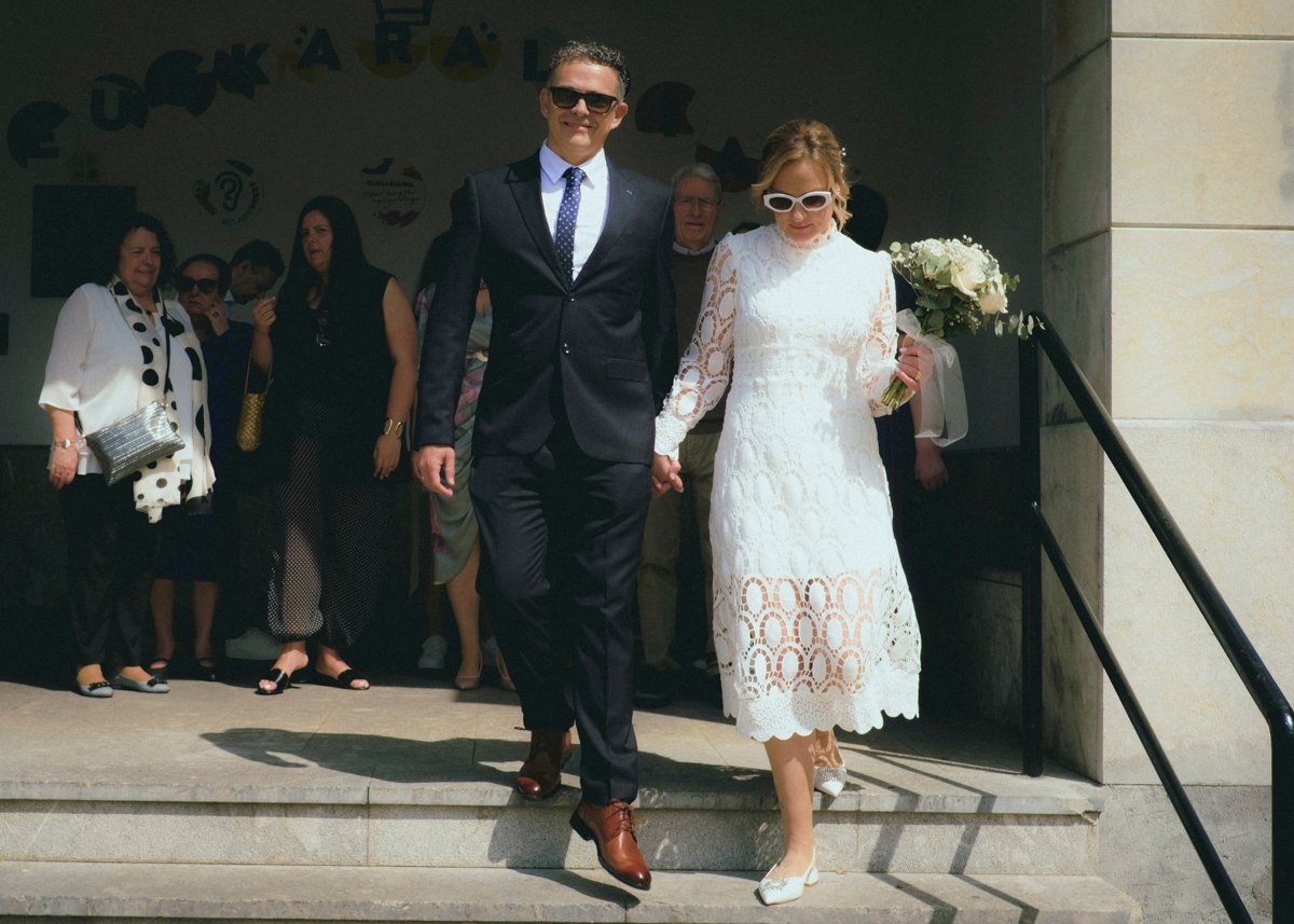Sobre Mí 7 Fotografia de boda salida del ayuntamiento de Ibarragelu. Luis Mejías fotografo de bodas en Bilbao