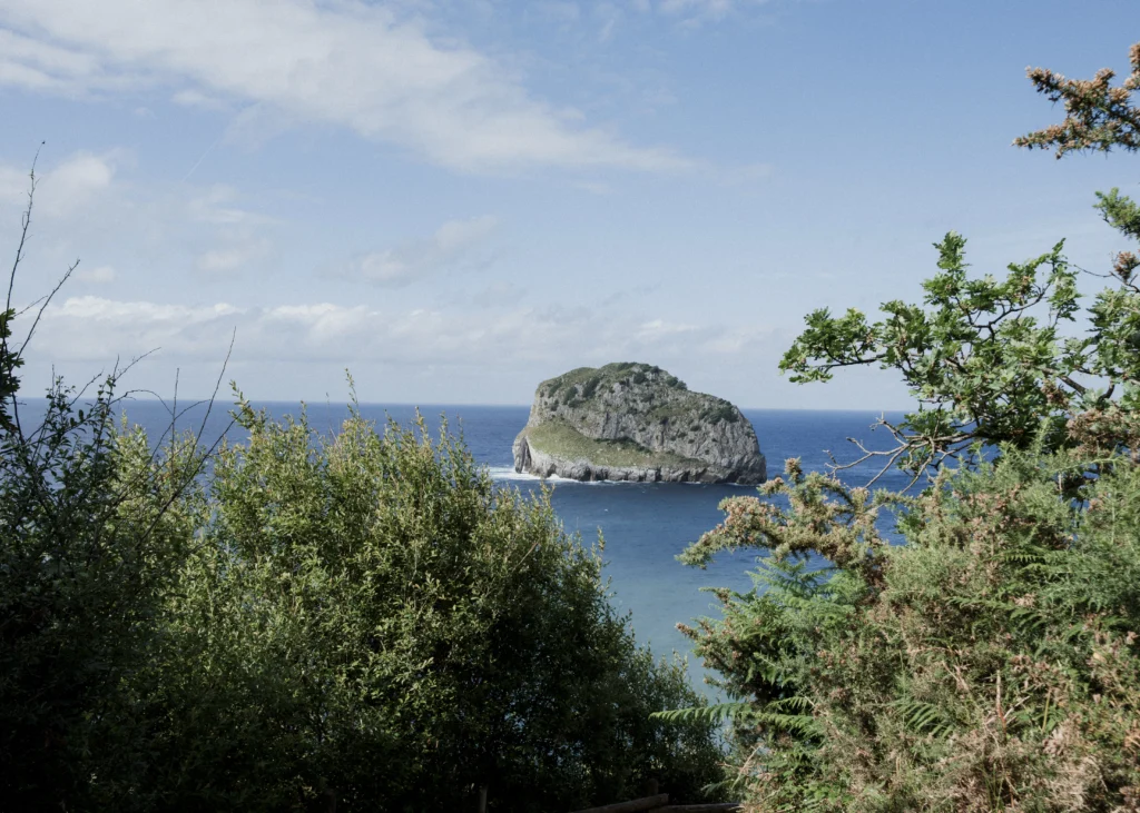 Pedida de mano en San Juan de Gaztelugatxe | Fotógrafo en Bilbao 18 Pedida de mano en San Juan de Gaztelugatxe: una historia de amor que llegó desde Chile