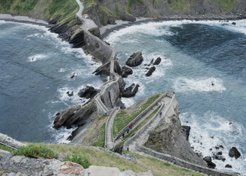 Pedida de mano en San Juan de Gaztelugatxe | Fotógrafo en Bilbao 13 Pedida de mano en San Juan de Gaztelugatxe: una historia de amor que llegó desde Chile