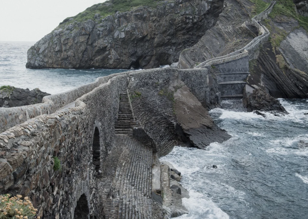 Pedida de mano en San Juan de Gaztelugatxe | Fotógrafo en Bilbao 9 Pedida de mano en San Juan de Gaztelugatxe | Fotógrafo en Bilbao